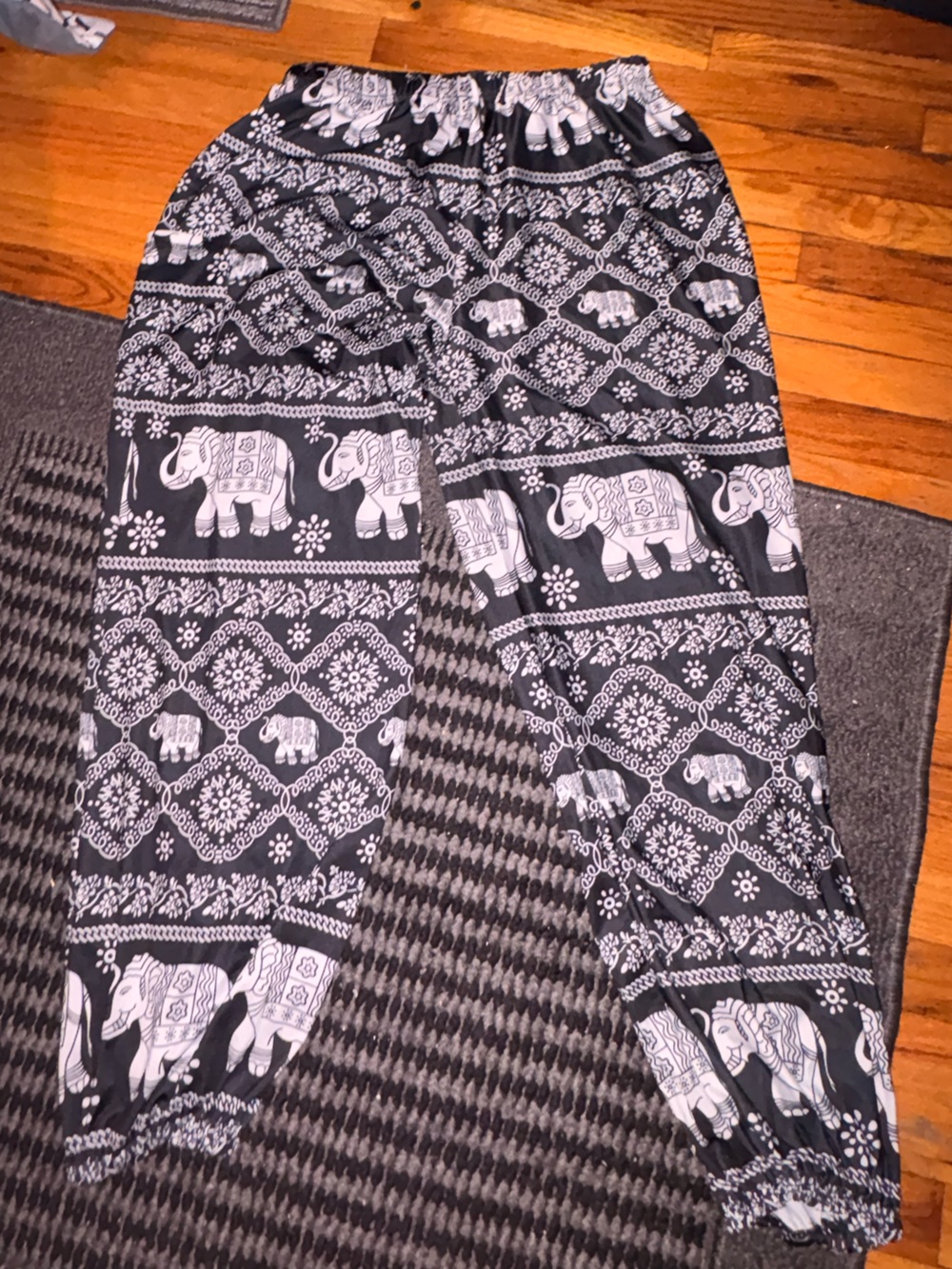 Amazon 2X Black and White Elephant Print Yoga Harem Jogger Pants elastic waist - Picture 5 of 6